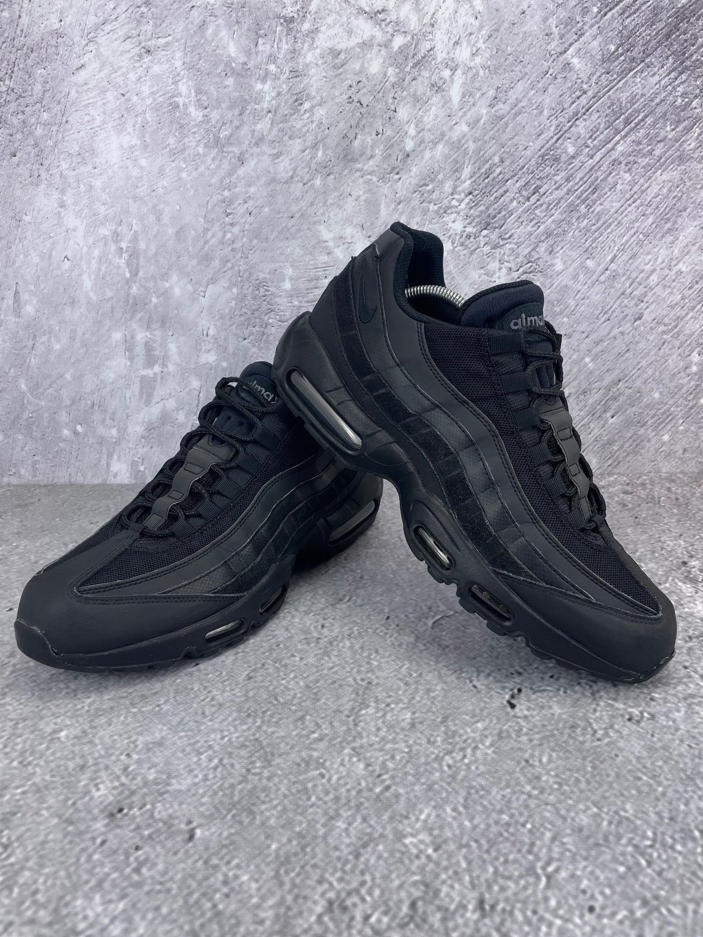 Nike Air Max 95 Essential Triple Black - buty sportowe, boczny profil