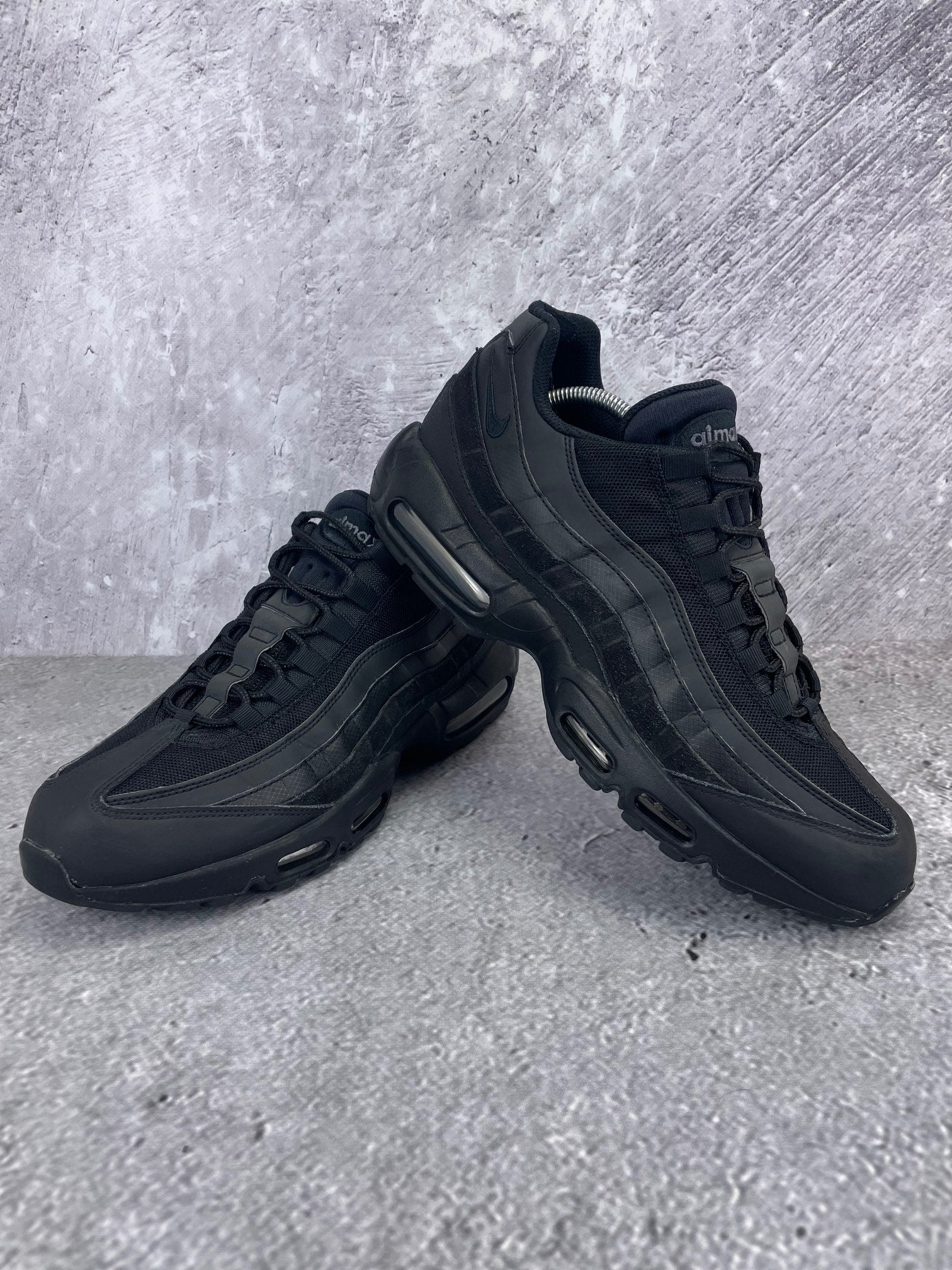 Nike Air Max 95 Essential Triple Black - buty sportowe, boczny profil