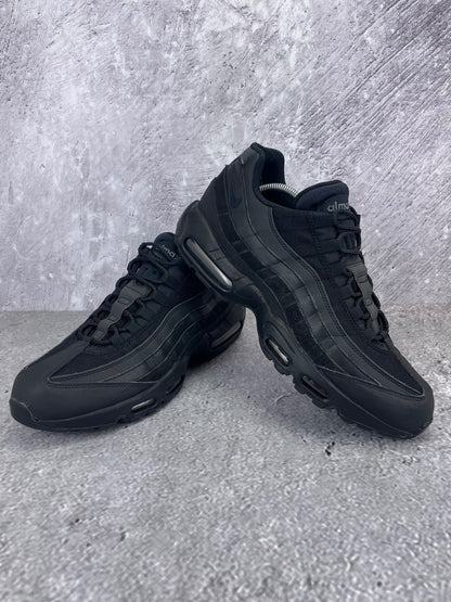 Nike Air Max 95 Essential Triple Black - buty sportowe, boczny profil