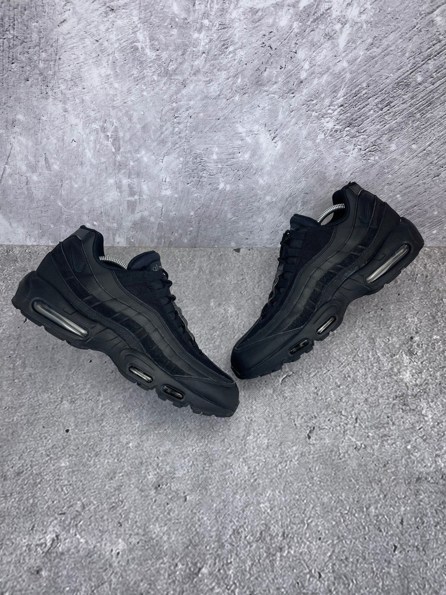 Nike Air Max 95 Essential Triple Black - buty sportowe, widok z góry na zewnętrzną stronę butów