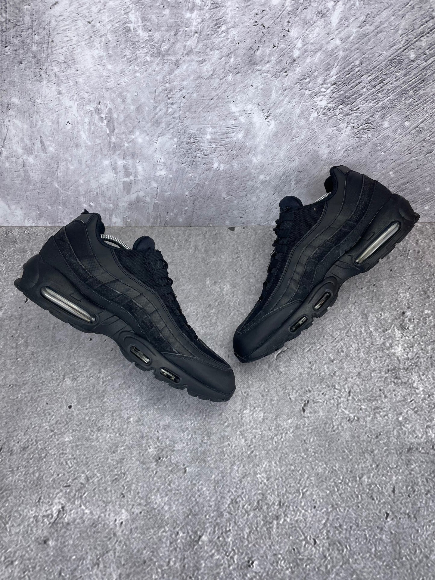 Nike Air Max 95 Essential Triple Black - buty sportowe, zewnętrzny panel prawego buta