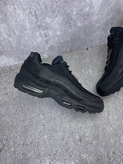 Nike Air Max 95 Essential Triple Black - buty sportowe, zewnętrzny panel lewego buta