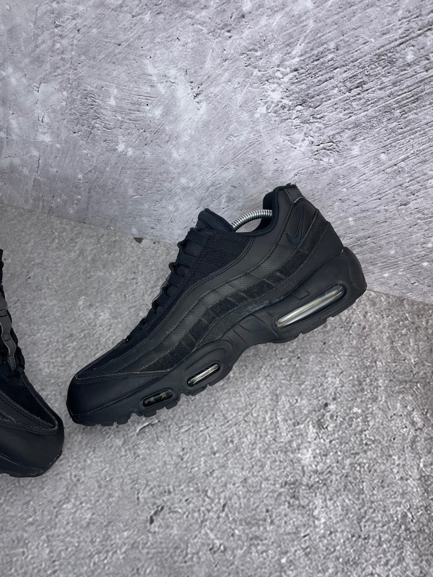 Nike Air Max 95 Essential Triple Black - buty sportowe, widok z góry na wewnętrzną stronę butów