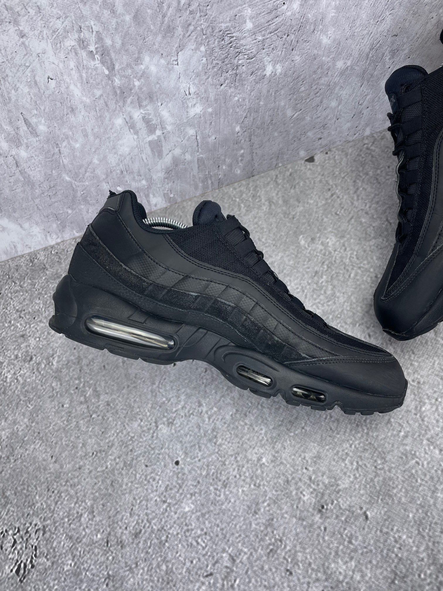 Nike Air Max 95 Essential Triple Black - buty sportowe, wewnętrzny panel lewego buta