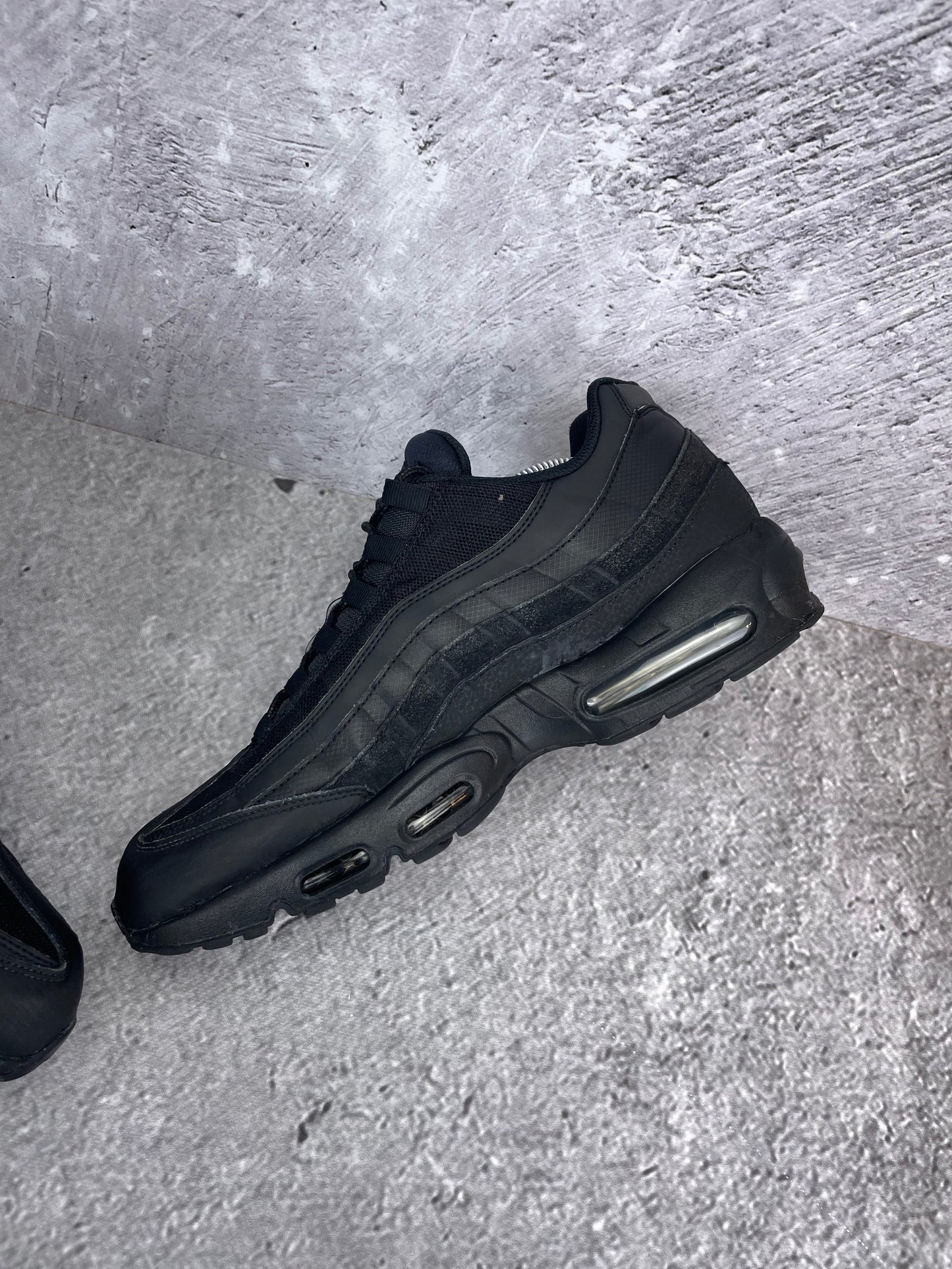 Nike Air Max 95 Essential Triple Black - buty sportowe, wewnętrzny panel prawego buta