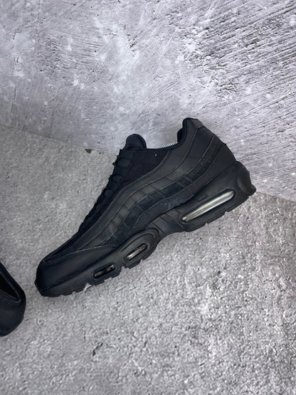 Nike Air Max 95 Essential Triple Black - buty sportowe, wewnętrzny panel prawego buta
