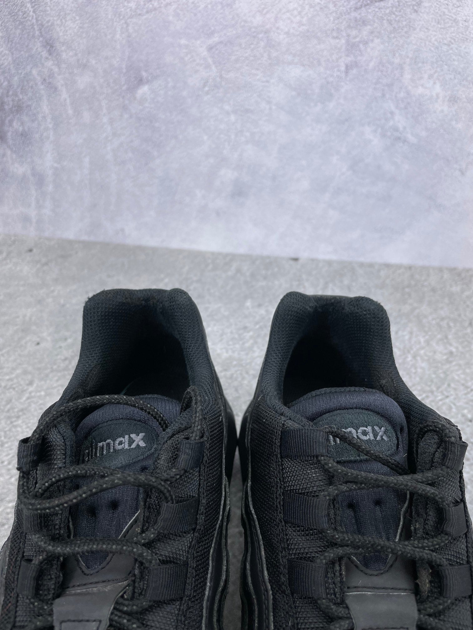 Nike Air Max 95 Essential Triple Black - buty sportowe, zapiętki butów