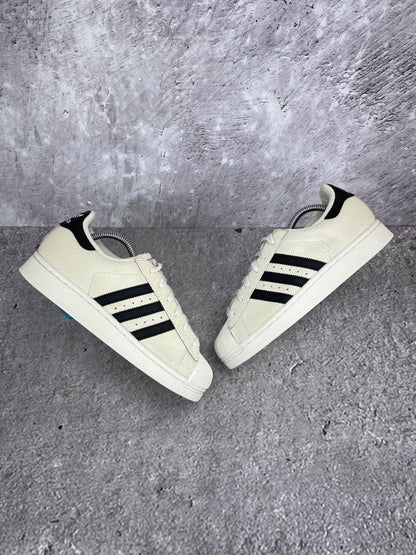 Adidas Superstar II None - buty sportowe, widok z góry na zewnętrzną stronę butów