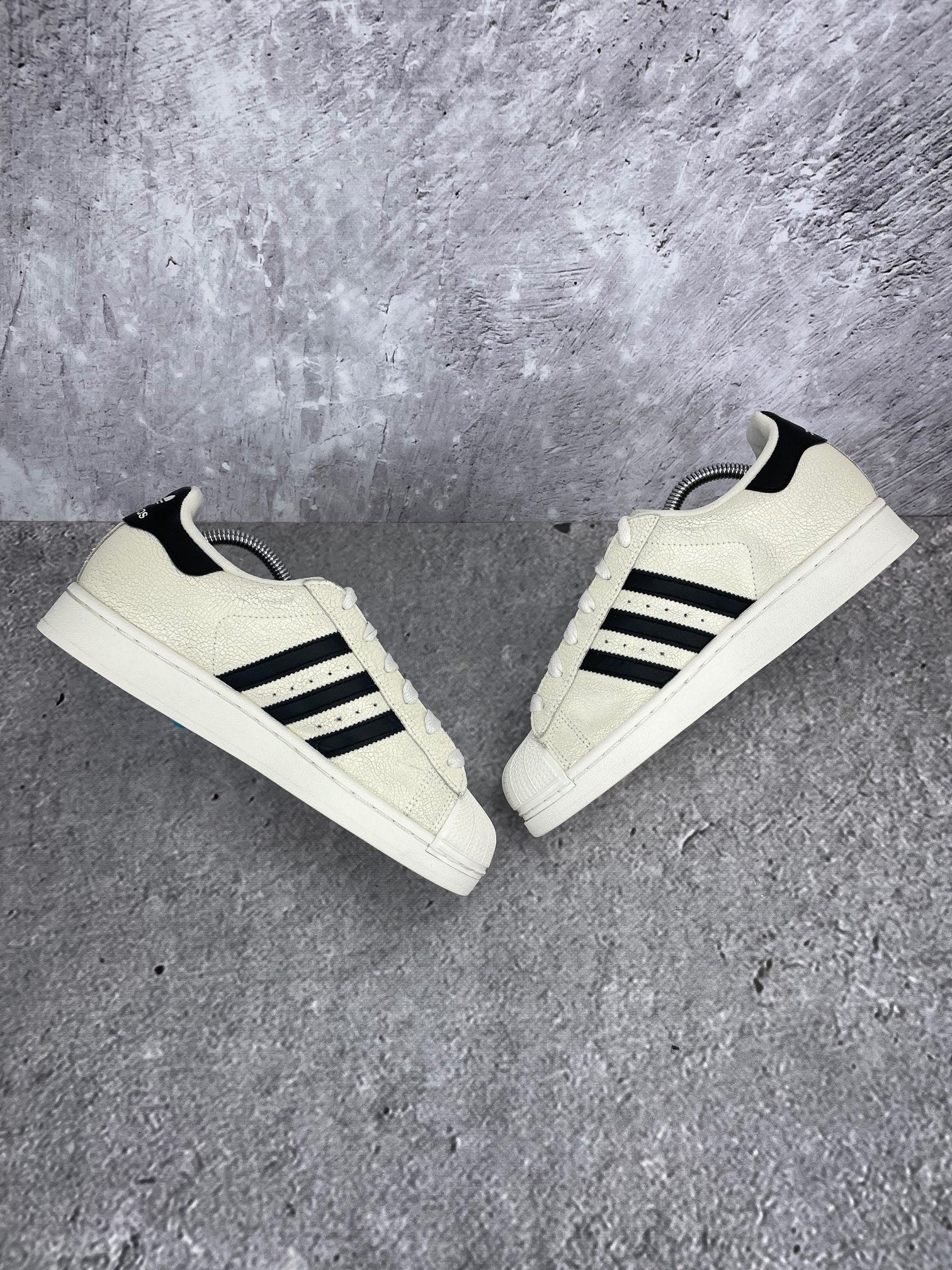 Adidas Superstar II None - buty sportowe, zewnętrzny panel prawego buta