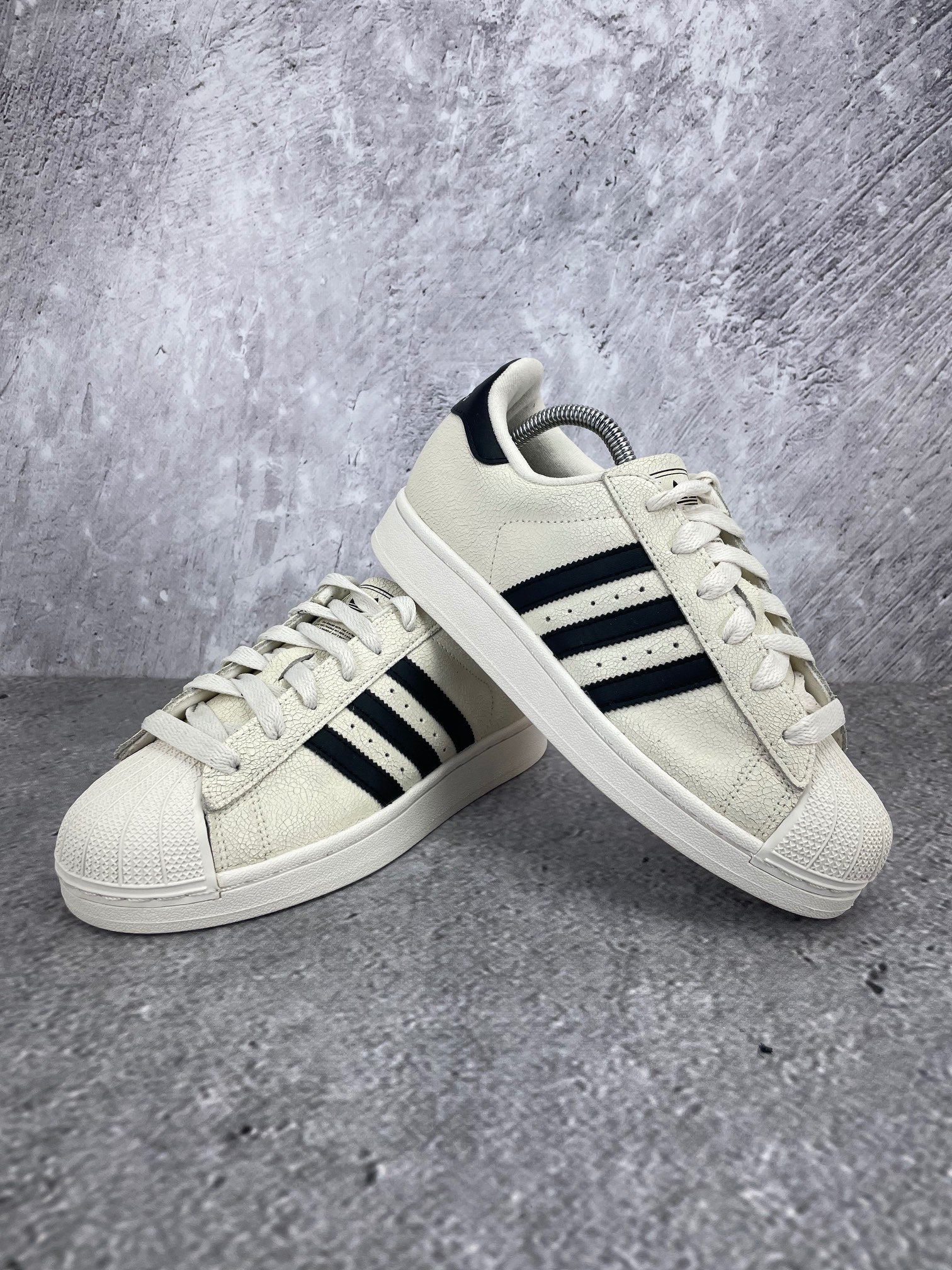Adidas Superstar II None - buty sportowe, para butów, widok z boku na tle studyjnym