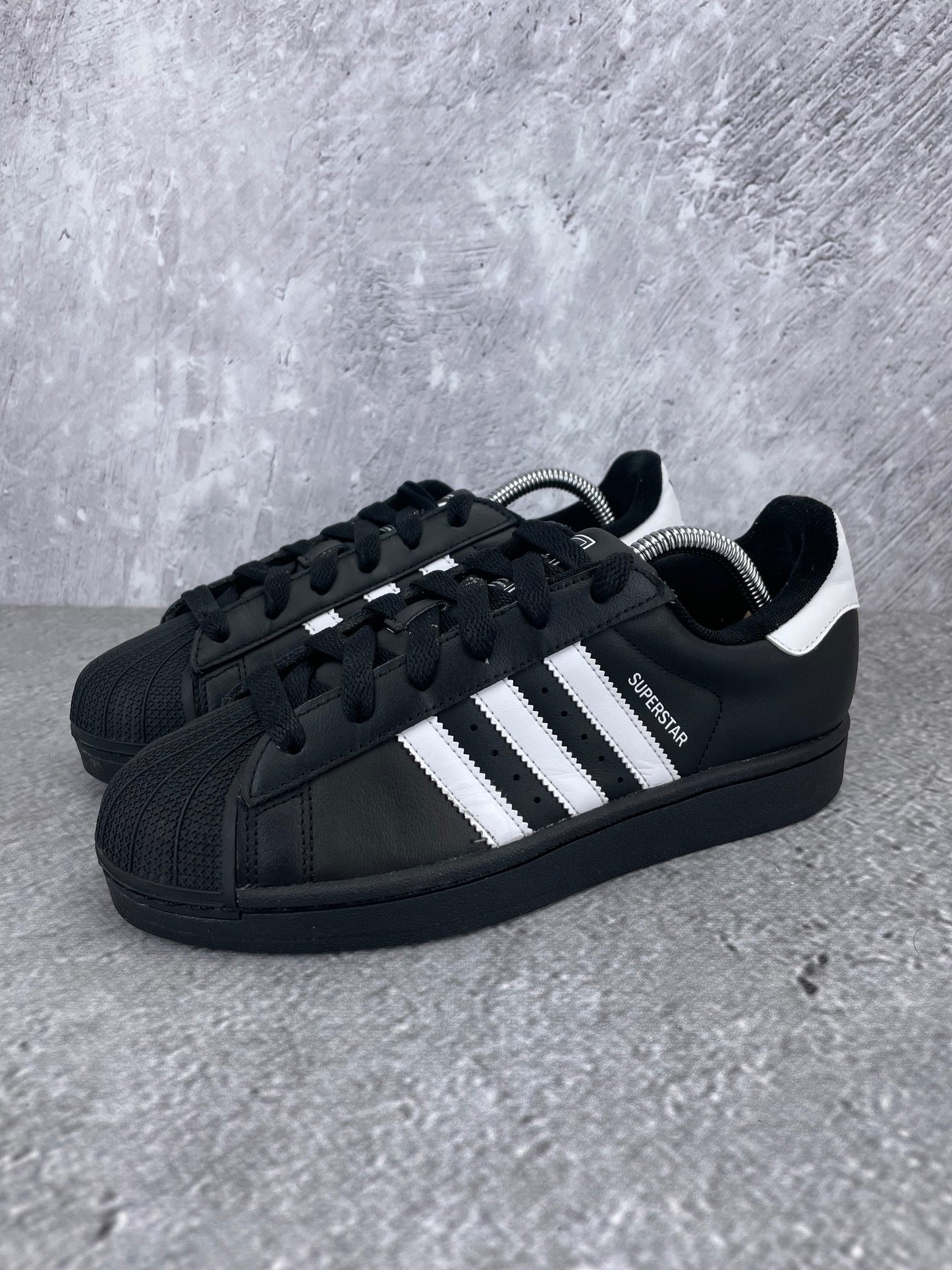 adidas Superstar II JH9977 - buty sportowe, widok z boku na tle studyjnym