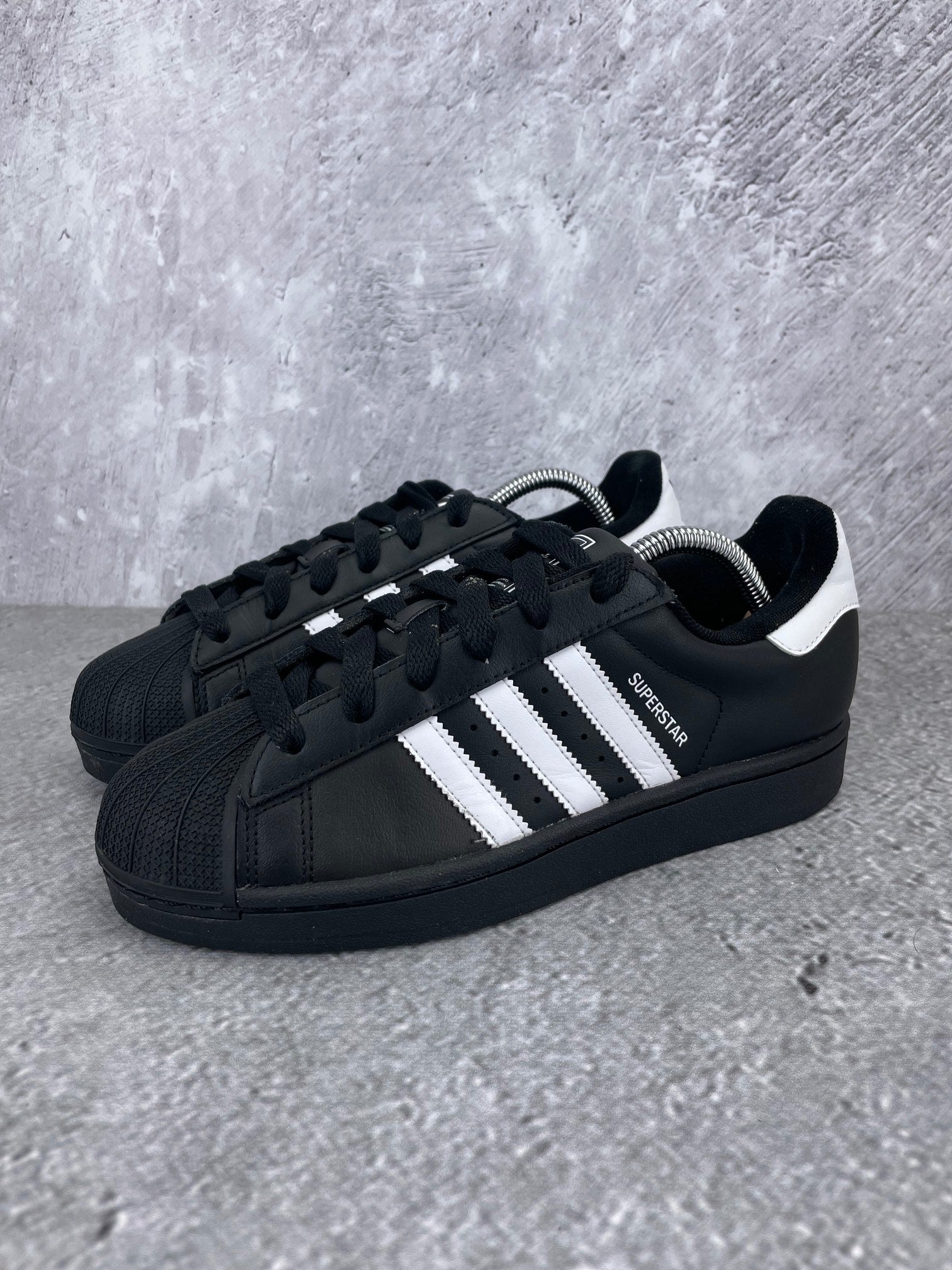 adidas Superstar II JH9977 - buty sportowe, widok z boku na tle studyjnym