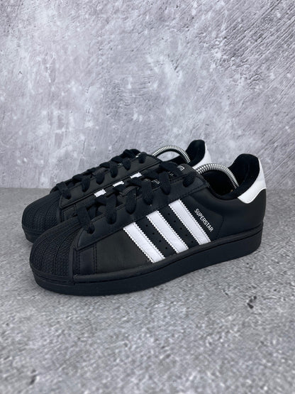 adidas Superstar II JH9977 - buty sportowe, widok z boku na tle studyjnym