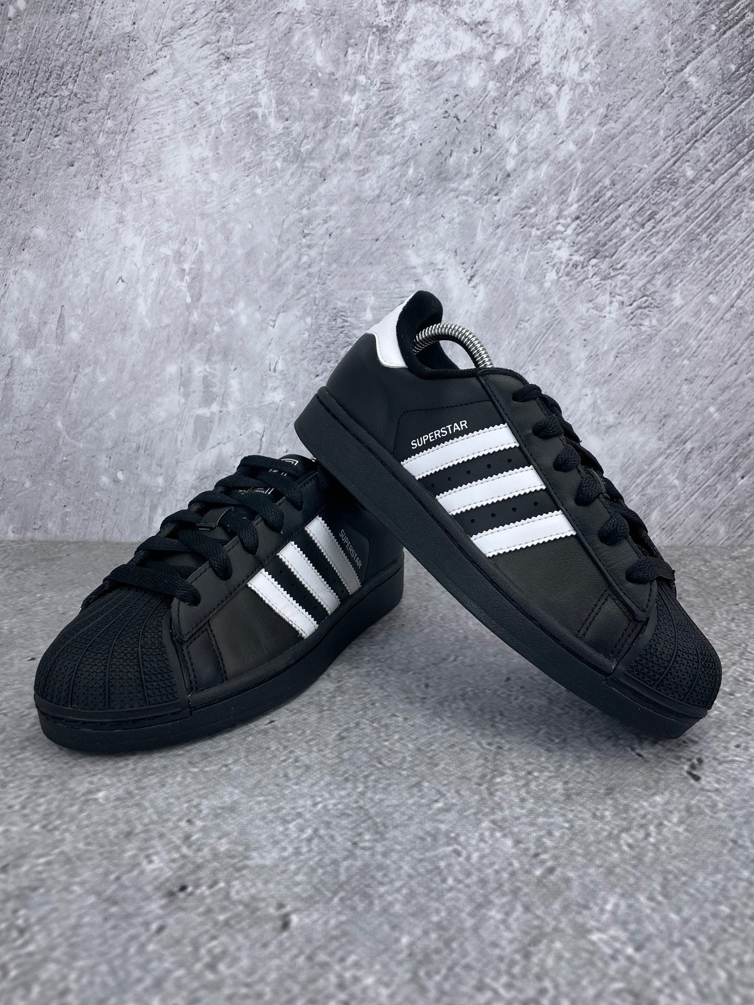 adidas Superstar II JH9977 - buty sportowe, para butów, widok z boku na tle studyjnym
