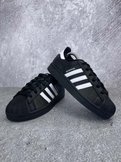 adidas Superstar II JH9977 - buty sportowe, para butów, widok z boku na tle studyjnym