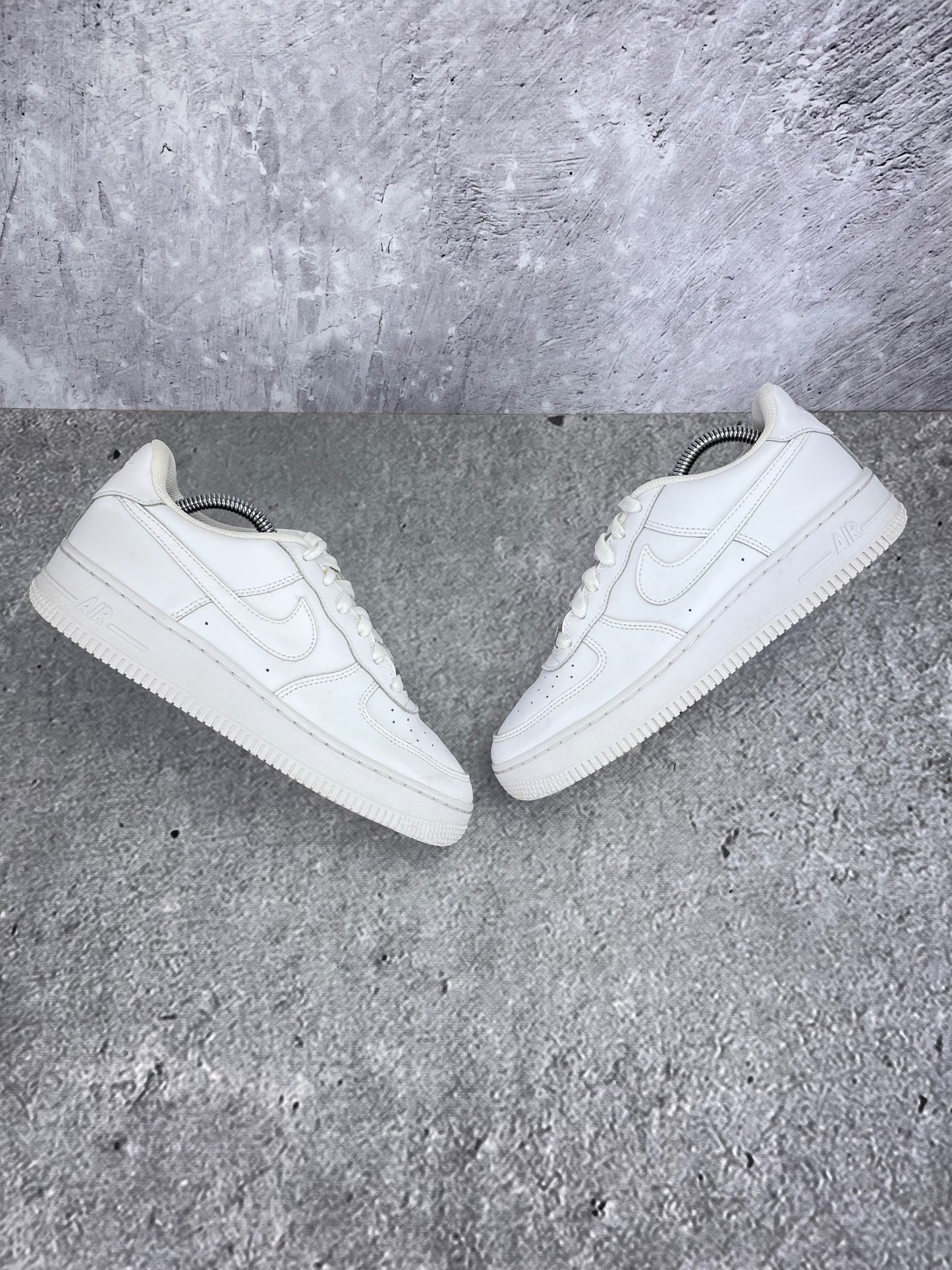 Nike Air Force 1 Low Triple White - buty sportowe, widok z góry na zewnętrzną stronę butów