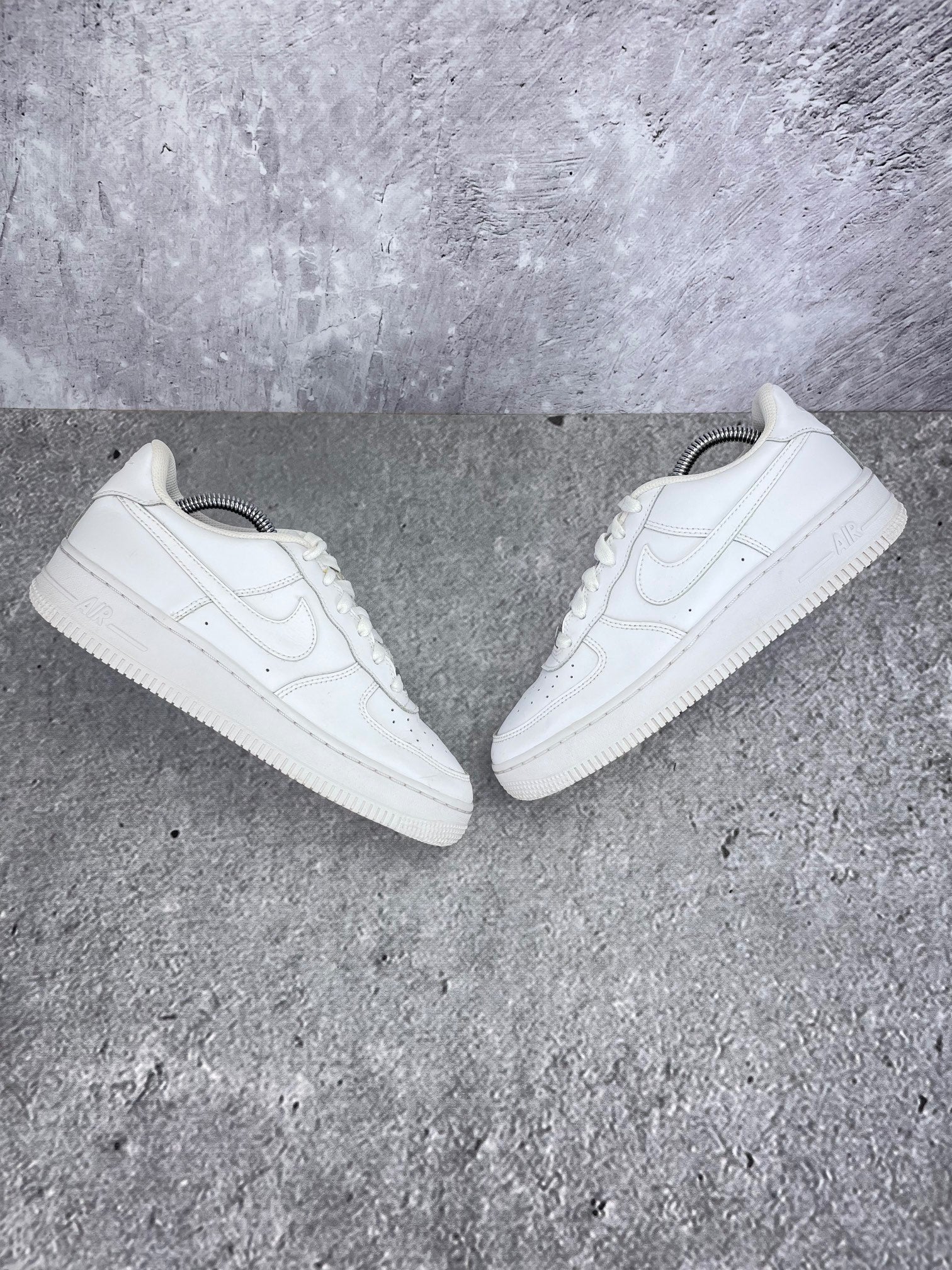 Nike Air Force 1 Low Triple White - buty sportowe, widok z góry na zewnętrzną stronę butów
