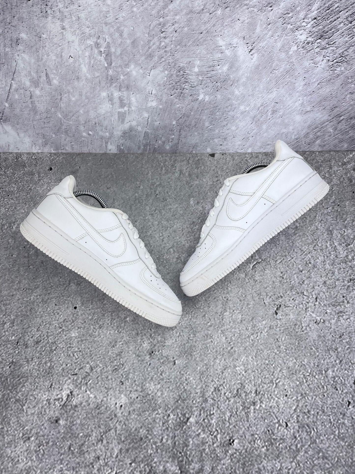 Nike Air Force 1 Low Triple White - buty sportowe, zewnętrzny panel prawego buta