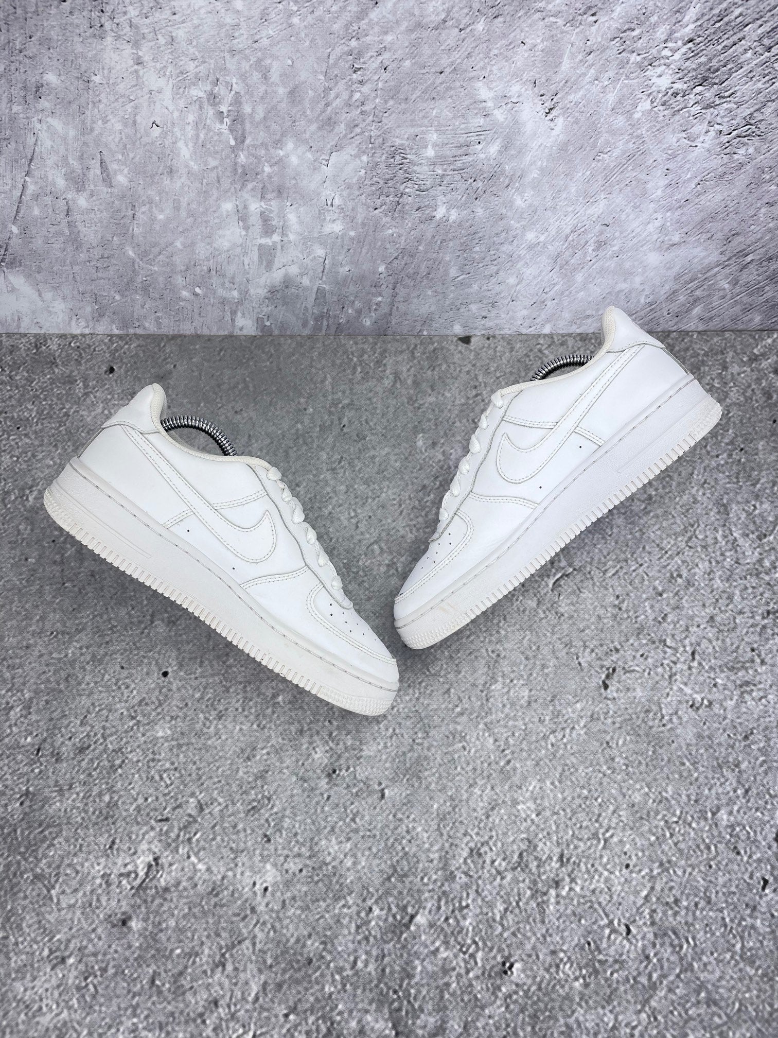 Nike Air Force 1 Low Triple White - buty sportowe, zewnętrzny panel prawego buta
