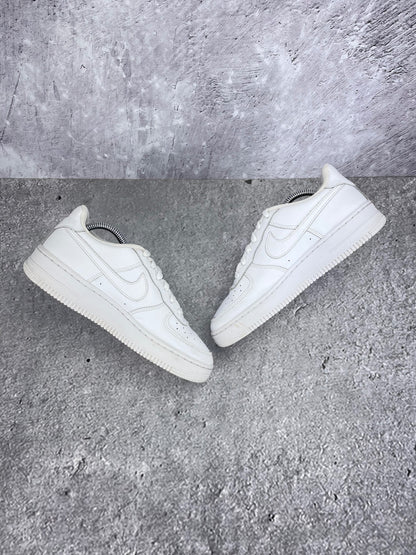 Nike Air Force 1 Low Triple White - buty sportowe, zewnętrzny panel prawego buta