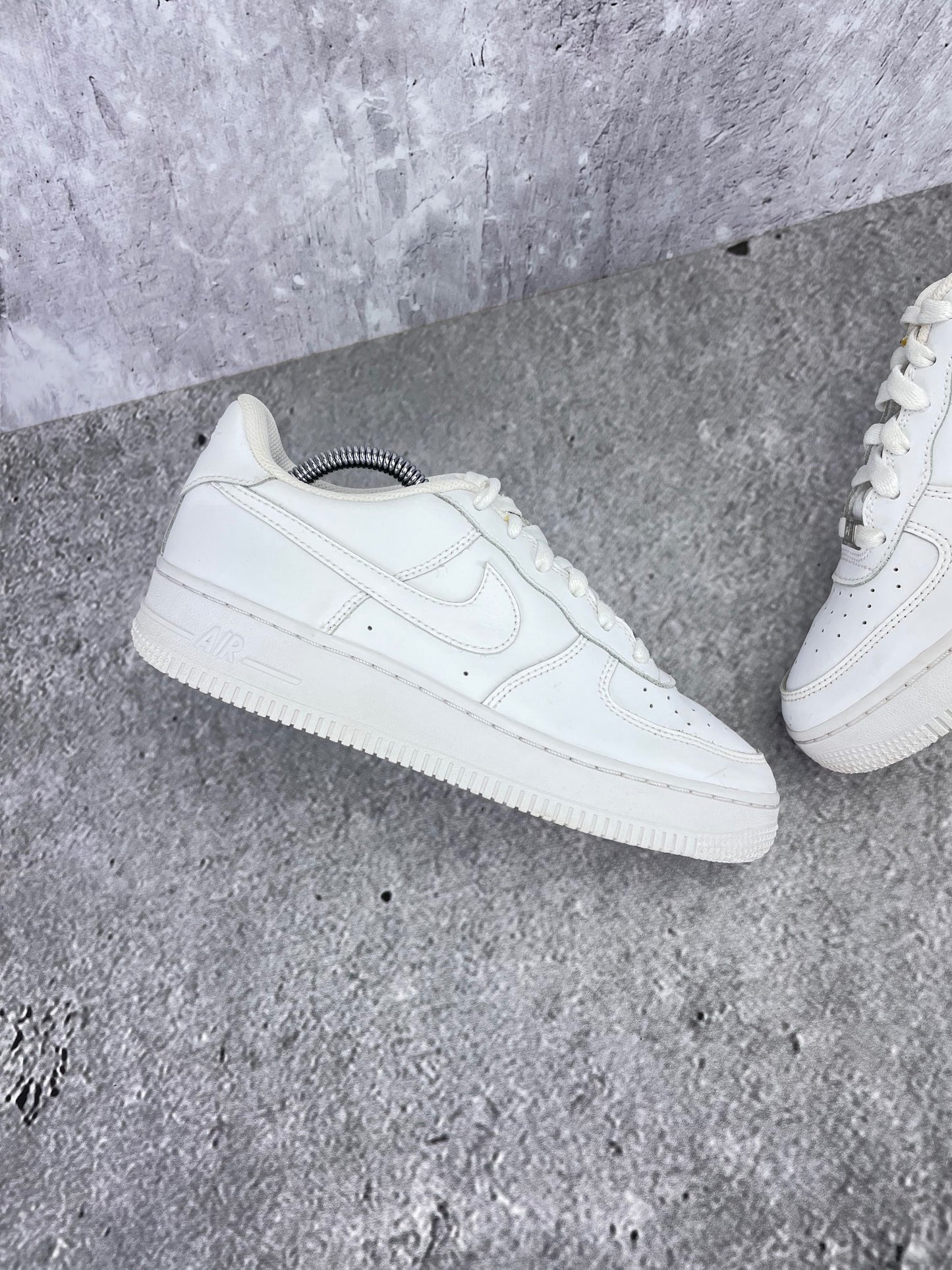 Nike Air Force 1 Low Triple White - buty sportowe, zewnętrzny panel lewego buta