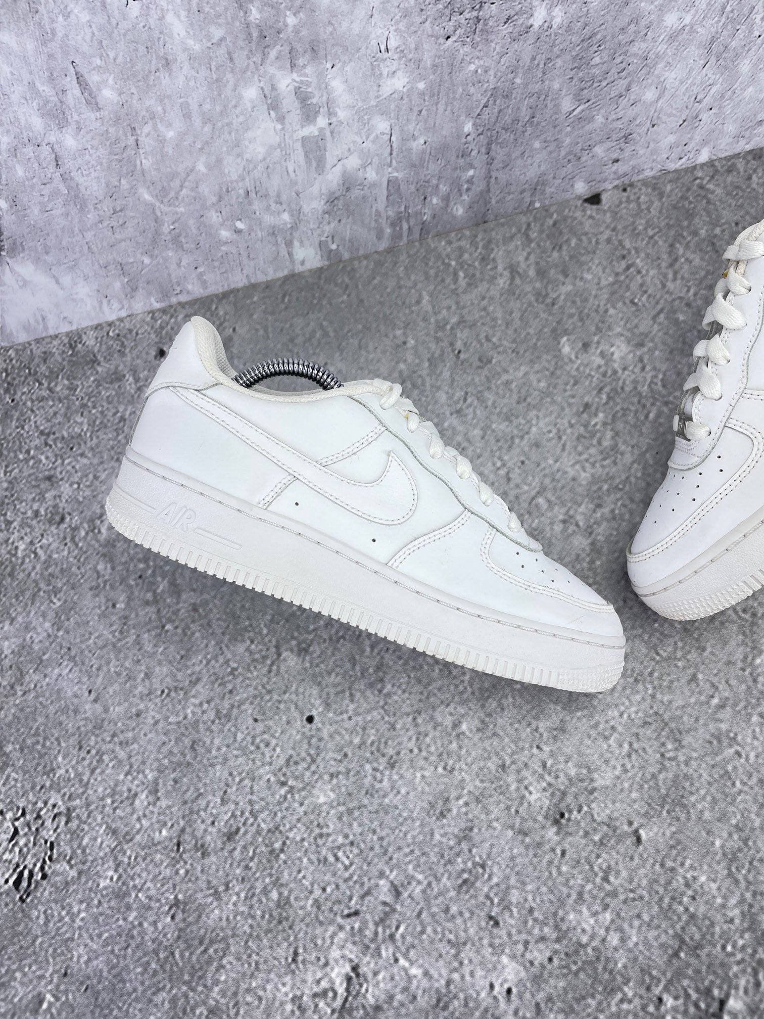 Nike Air Force 1 Low Triple White - buty sportowe, zewnętrzny panel lewego buta