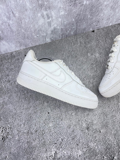 Nike Air Force 1 Low Triple White - buty sportowe, zewnętrzny panel lewego buta