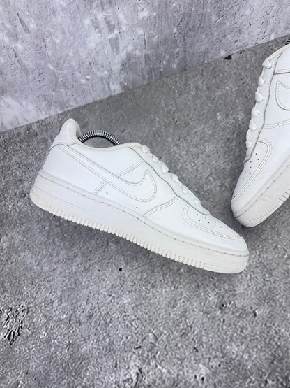Nike Air Force 1 Low Triple White - buty sportowe, wewnętrzny panel lewego buta