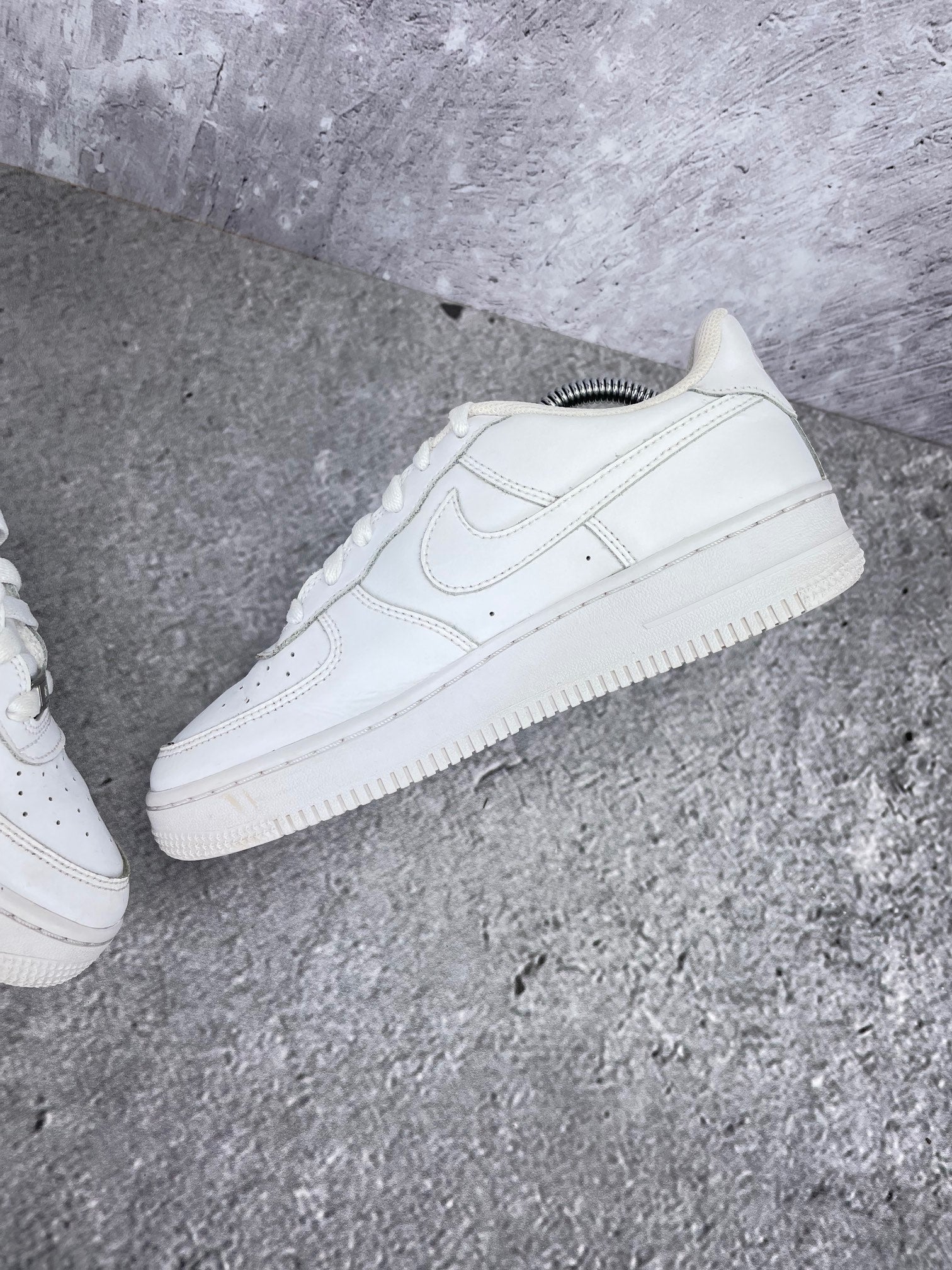 Nike Air Force 1 Low Triple White - buty sportowe, wewnętrzny panel prawego buta