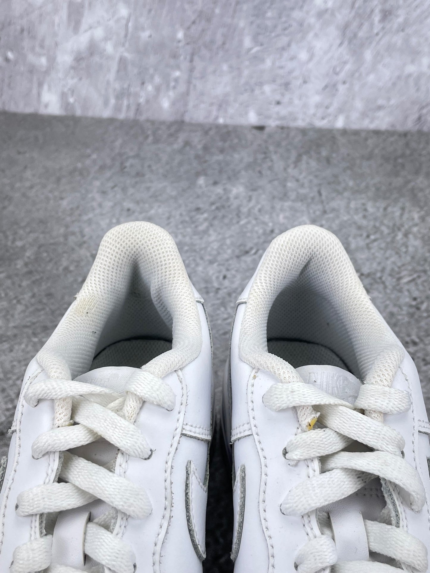 Nike Air Force 1 Low Triple White - buty sportowe, zapiętki butów