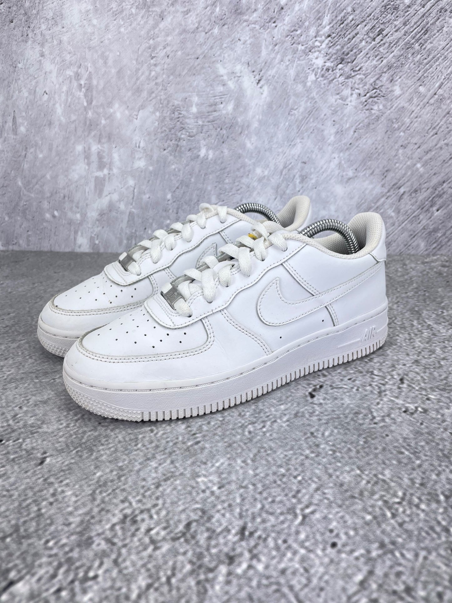 Nike Air Force 1 Low Triple White - buty sportowe, widok z boku na tle studyjnym