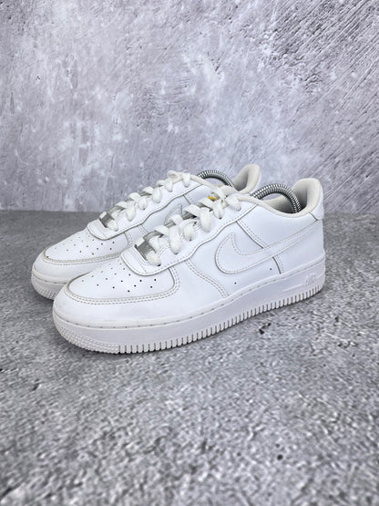 Nike Air Force 1 Low Triple White - buty sportowe, widok z boku na tle studyjnym