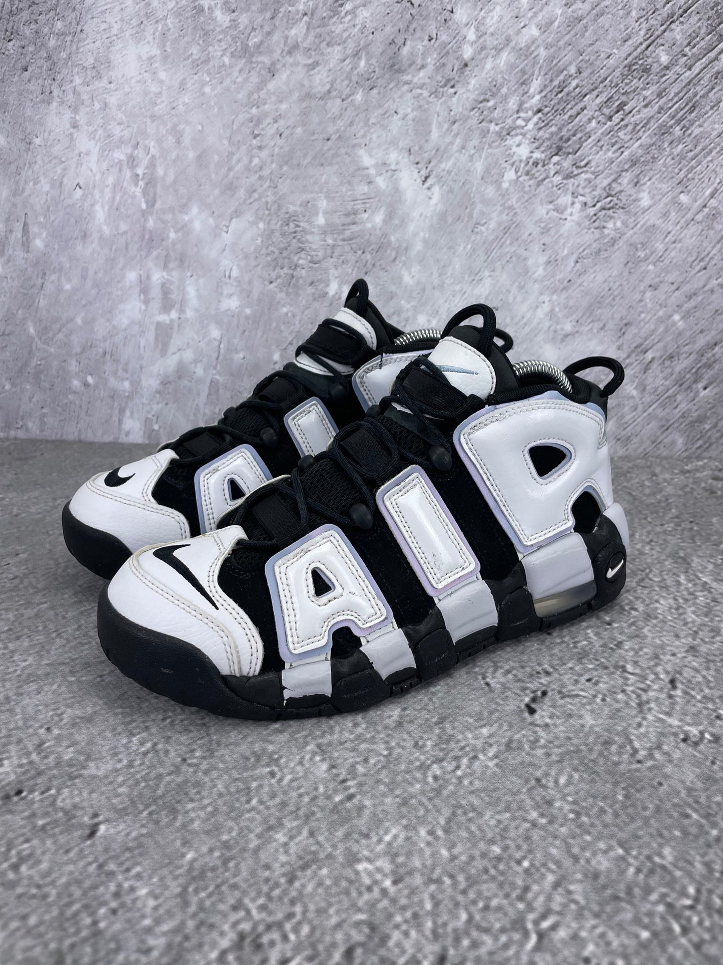Nike Air More Uptempo GS Cobalt Bliss - buty sportowe, widok z boku na tle studyjnym