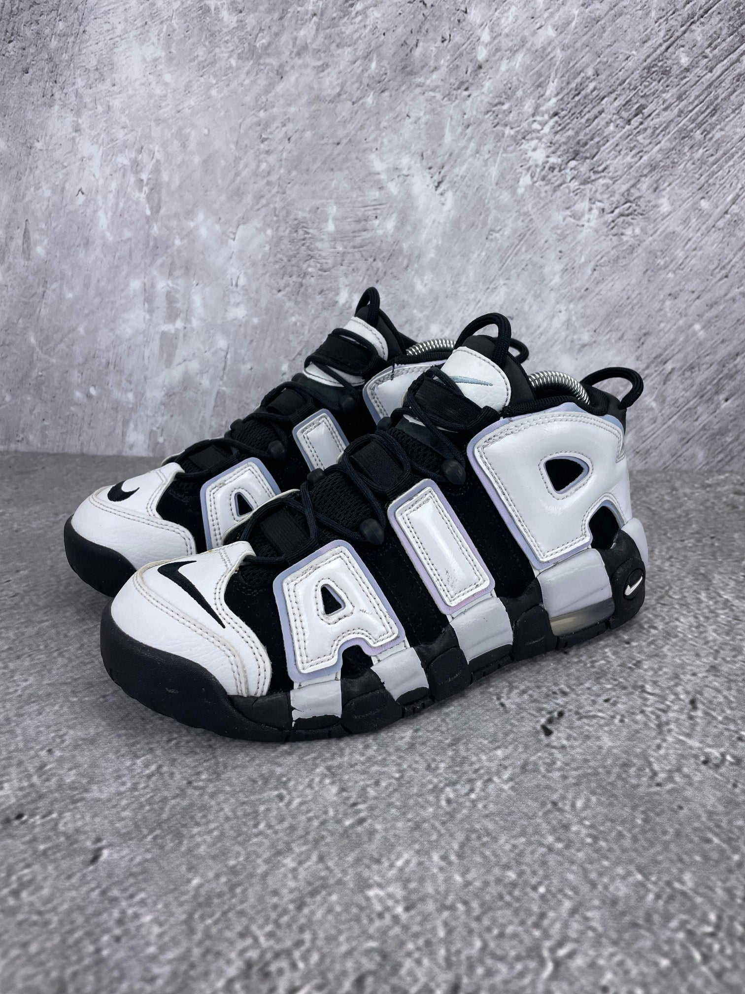 Nike Air More Uptempo GS Cobalt Bliss - buty sportowe, widok z boku na tle studyjnym