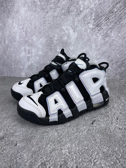 Nike Air More Uptempo GS Cobalt Bliss - buty sportowe, widok z boku na tle studyjnym