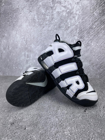 Nike Air More Uptempo GS Cobalt Bliss - buty sportowe, para butów, widok z boku na tle studyjnym