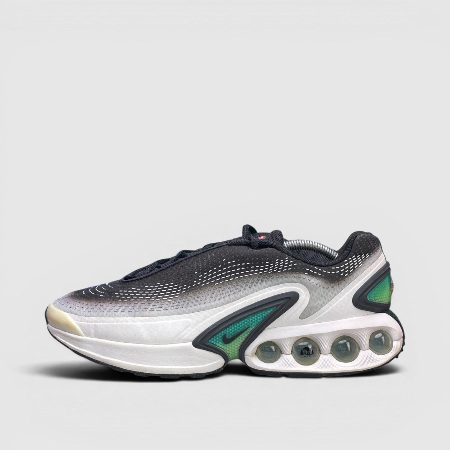 Nike Air Max DN Black Light Bone Green — buty sportowe męskie w bardzo dobrym stanie rozmiar 45, boczny profil, lewa strona