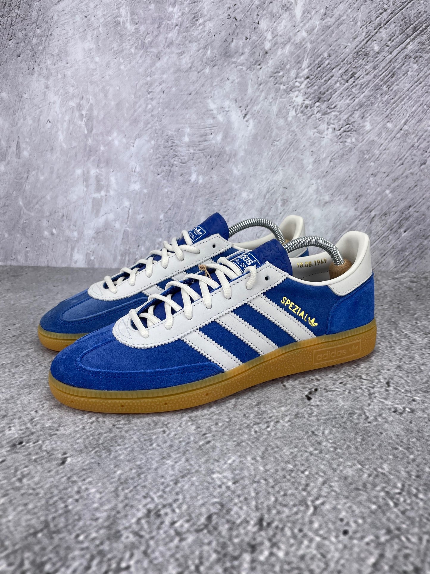 Adidas Handball Spezial 75th Anniversary - buty sportowe, widok z boku na tle studyjnym