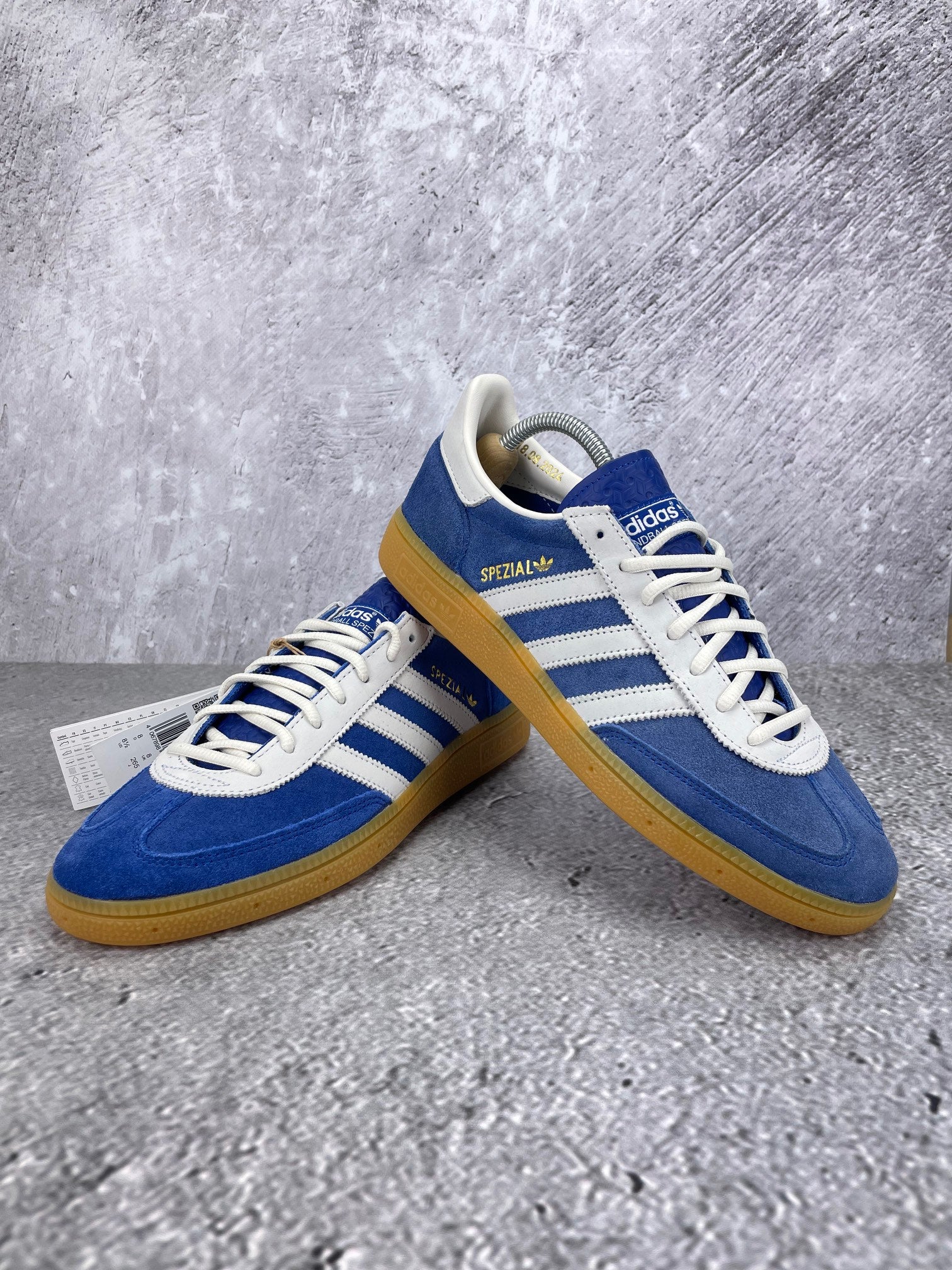 Adidas Handball Spezial 75th Anniversary - buty sportowe, para butów, widok z boku na tle studyjnym