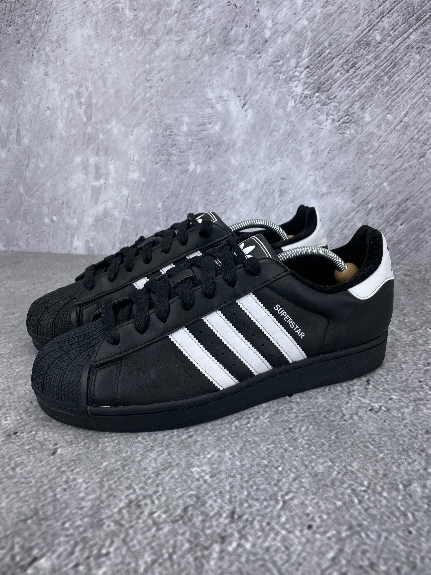 adidas Superstar II Black White - buty sportowe, widok z boku na tle studyjnym
