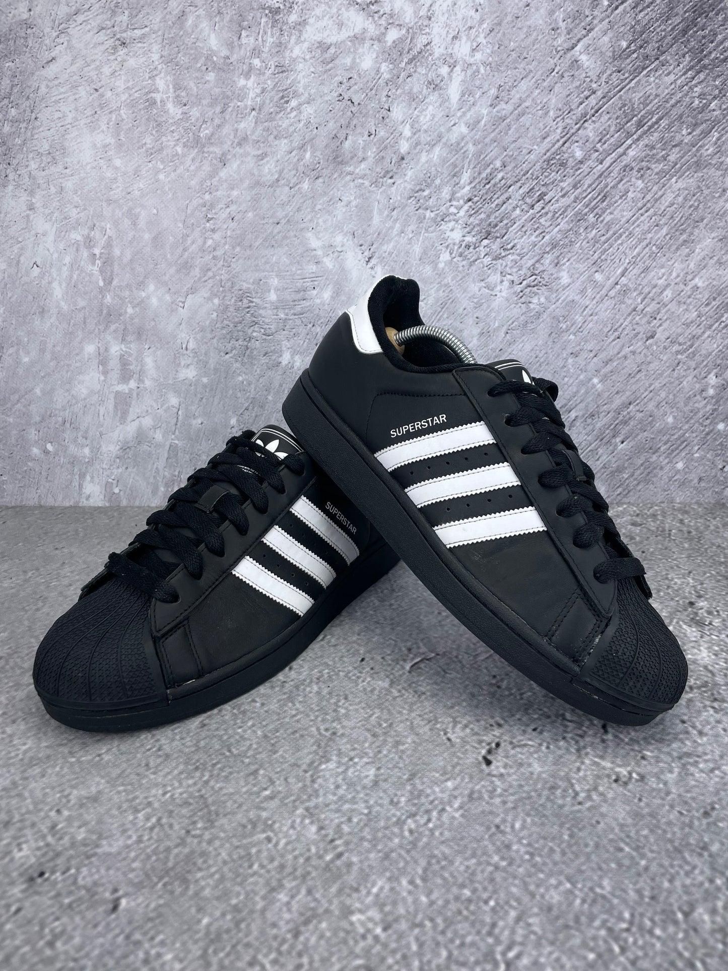 adidas Superstar II Black White - buty sportowe, para butów, widok z boku na tle studyjnym
