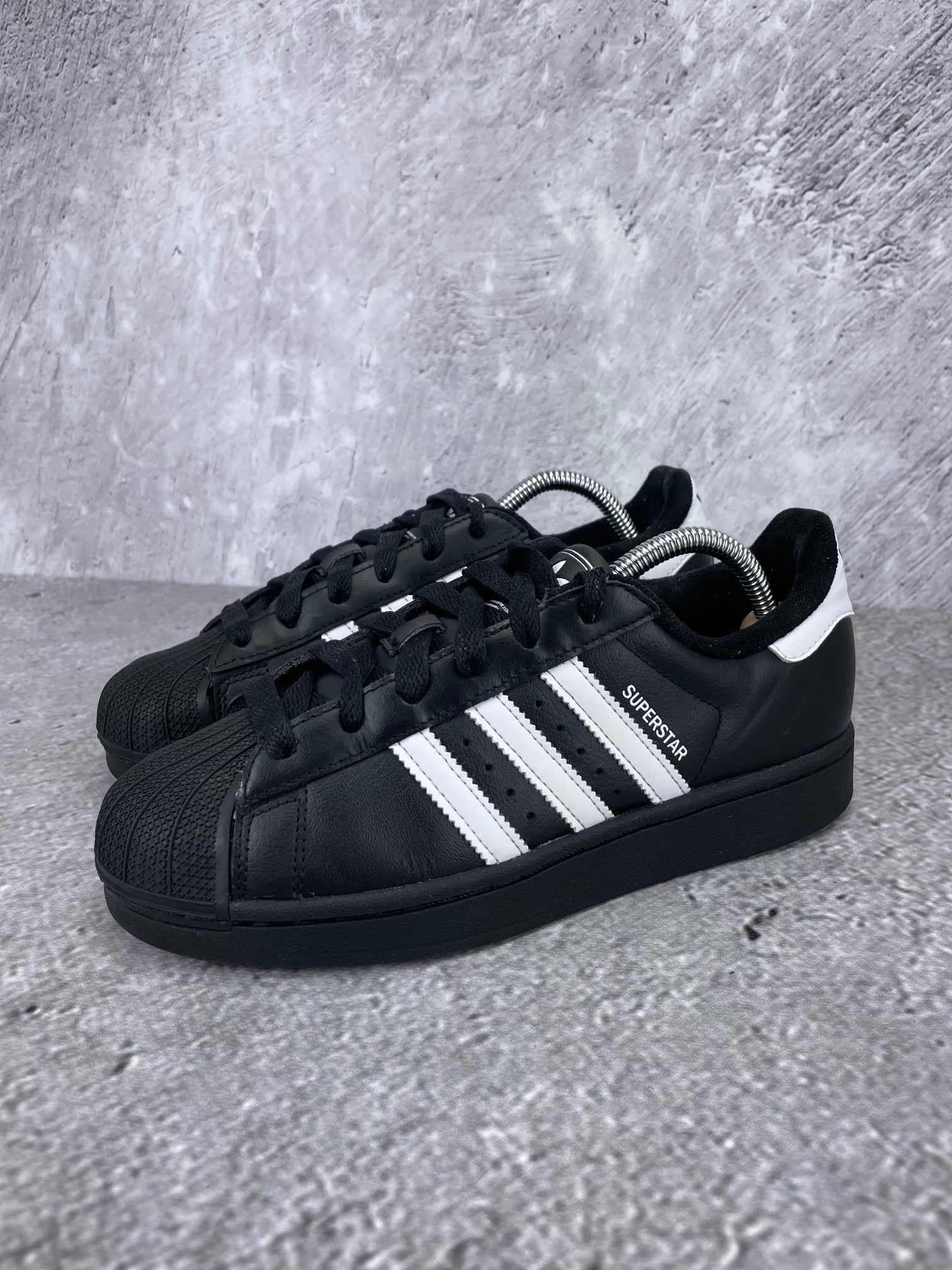 adidas Superstar II JH9977 - buty sportowe, widok z boku na tle studyjnym