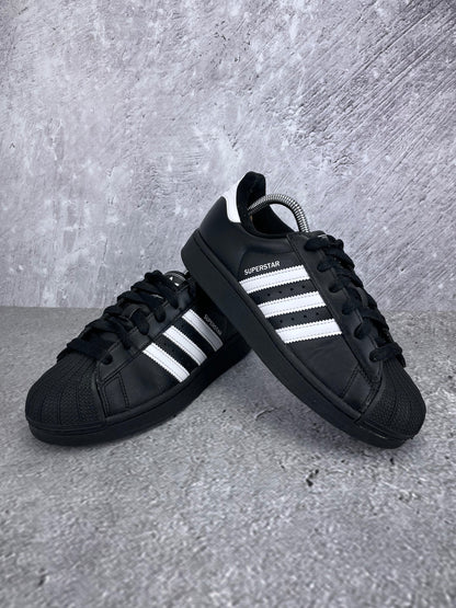adidas Superstar II JH9977 - buty sportowe, para butów, widok z boku na tle studyjnym
