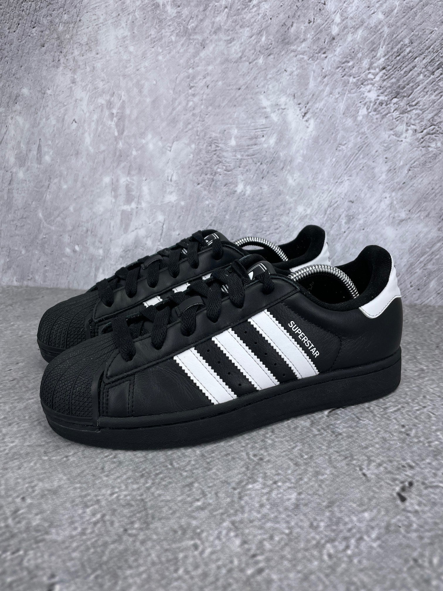 adidas Superstar II Black White - buty sportowe, widok z boku na tle studyjnym