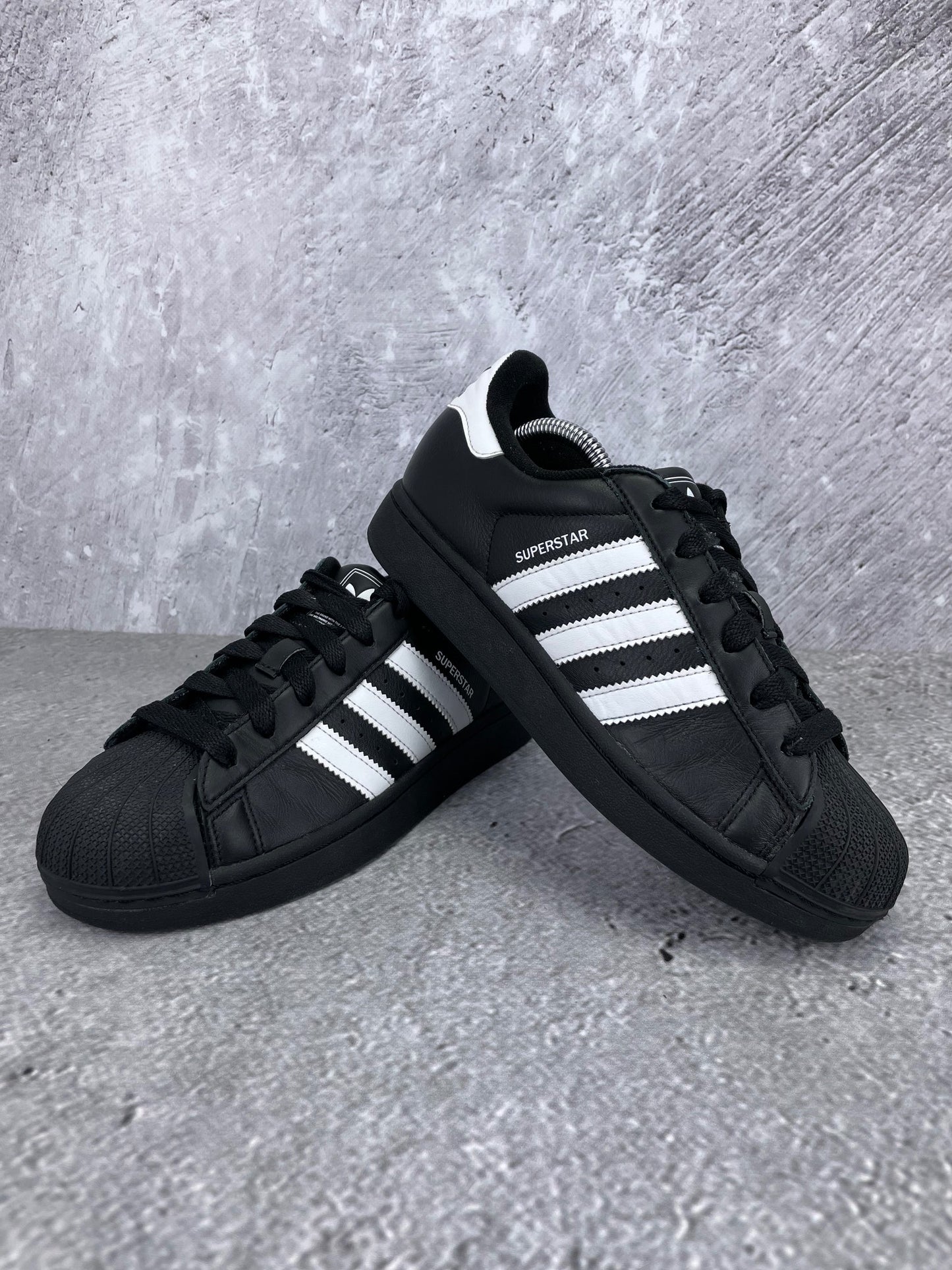 adidas Superstar II Black White - buty sportowe, para butów, widok z boku na tle studyjnym