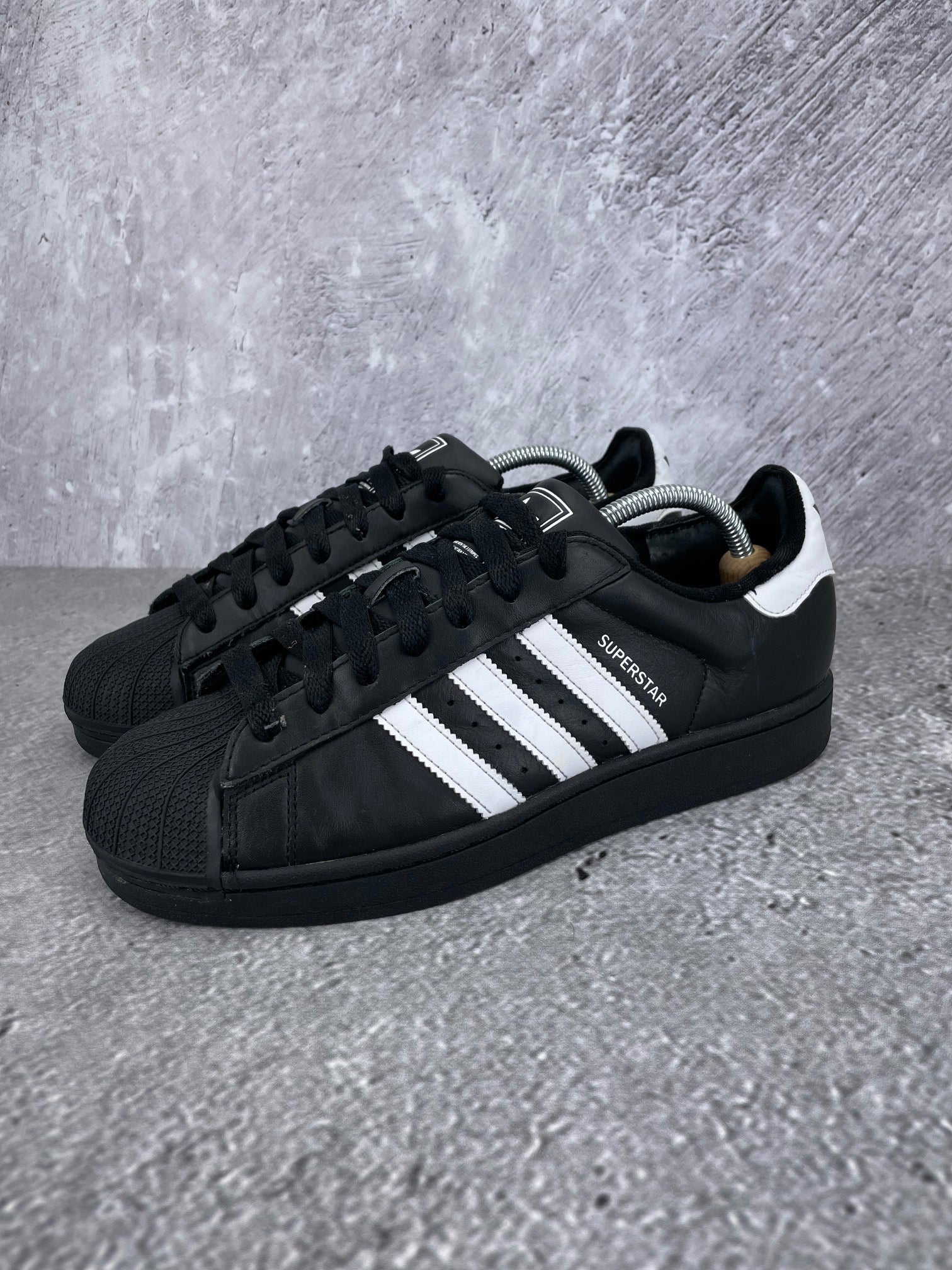 adidas Superstar II Black White - buty sportowe, widok z boku na tle studyjnym
