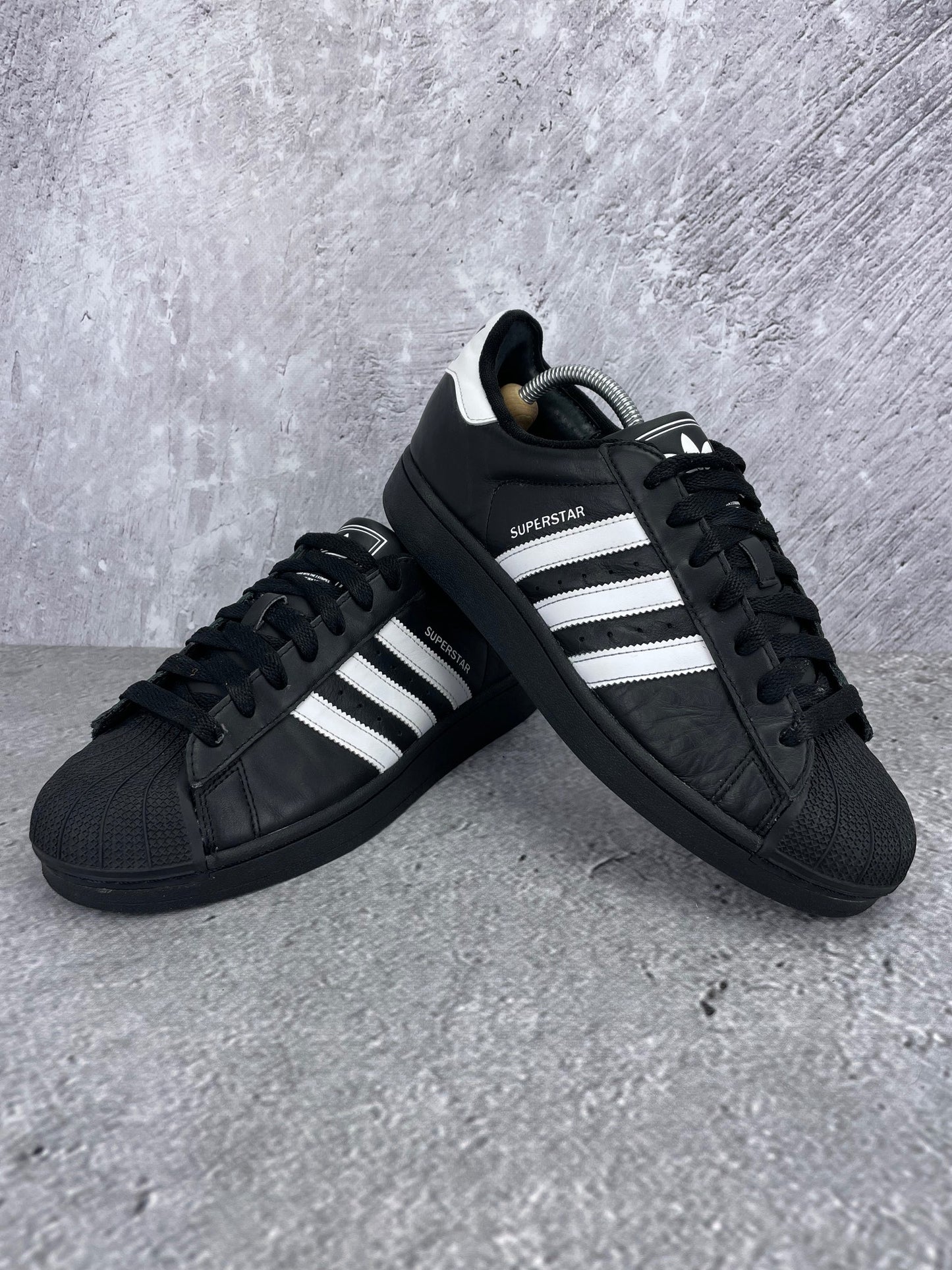 adidas Superstar II Black White - buty sportowe, para butów, widok z boku na tle studyjnym