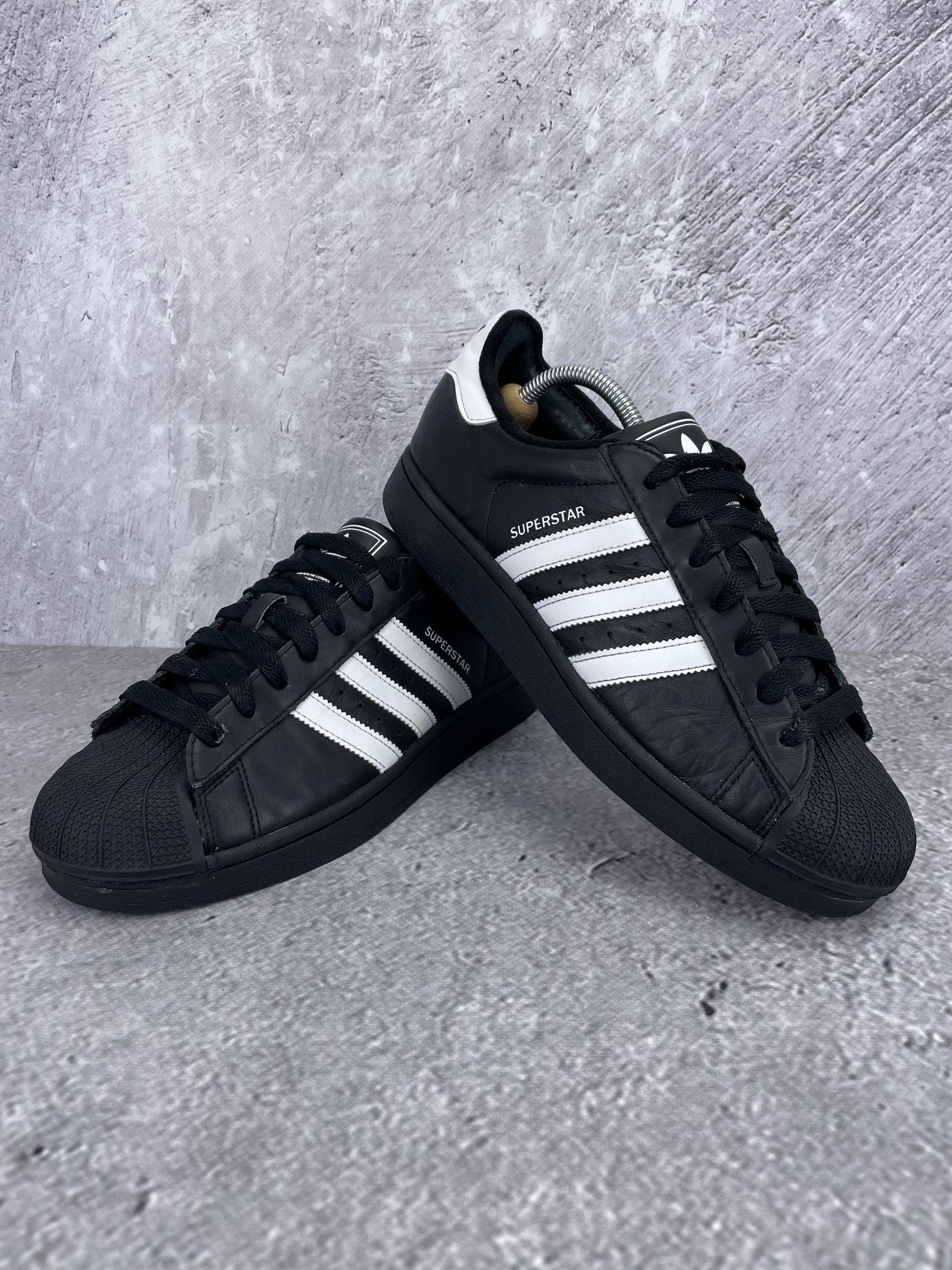 adidas Superstar II Black White - buty sportowe, para butów, widok z boku na tle studyjnym