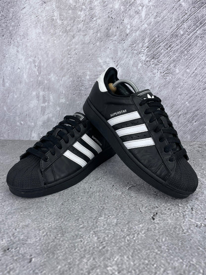 adidas Superstar II Black White - buty sportowe, para butów, widok z boku na tle studyjnym
