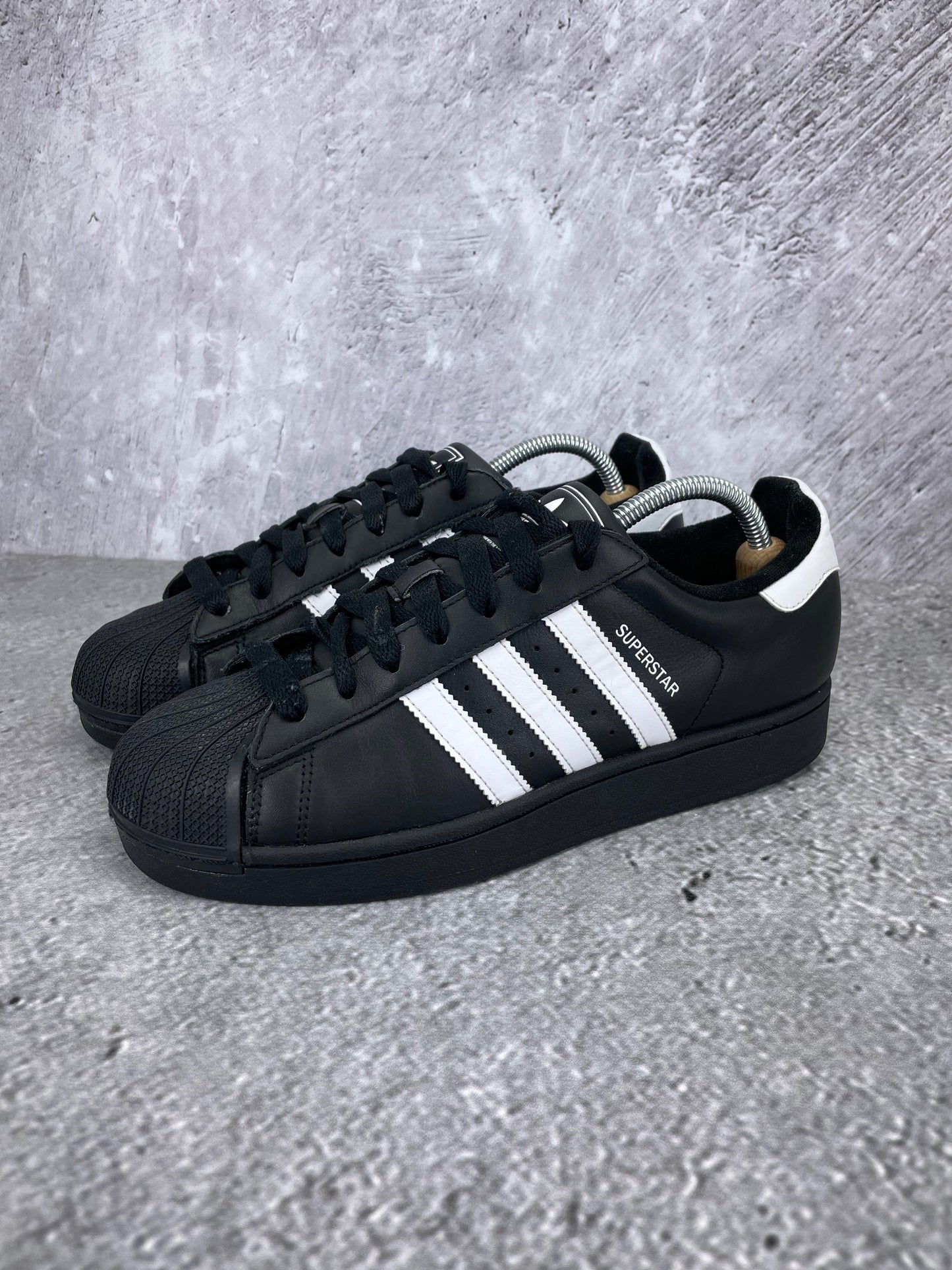 adidas Superstar II Black White - buty sportowe, widok z boku na tle studyjnym